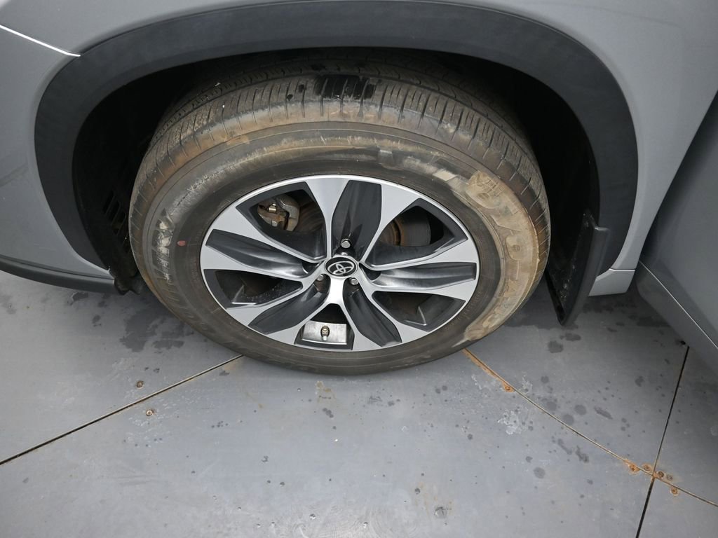 Used 2023 Toyota Highlander XLE image 44