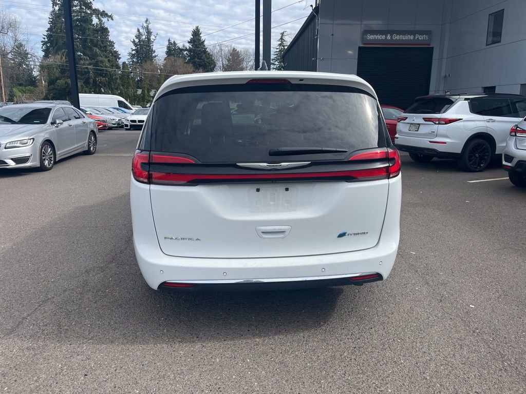 Used 2023 Chrysler Pacifica Touring-L image 6