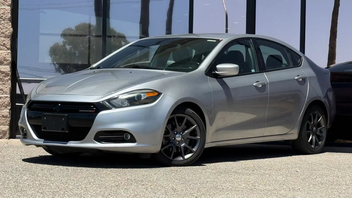 Used 2016 Dodge Dart SXT w/ Sun/Sound Group FWD image 2