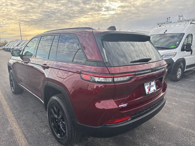 New 2025 Jeep Grand Cherokee Altitude w/ Trailer Tow Package AWD/4WD image 5