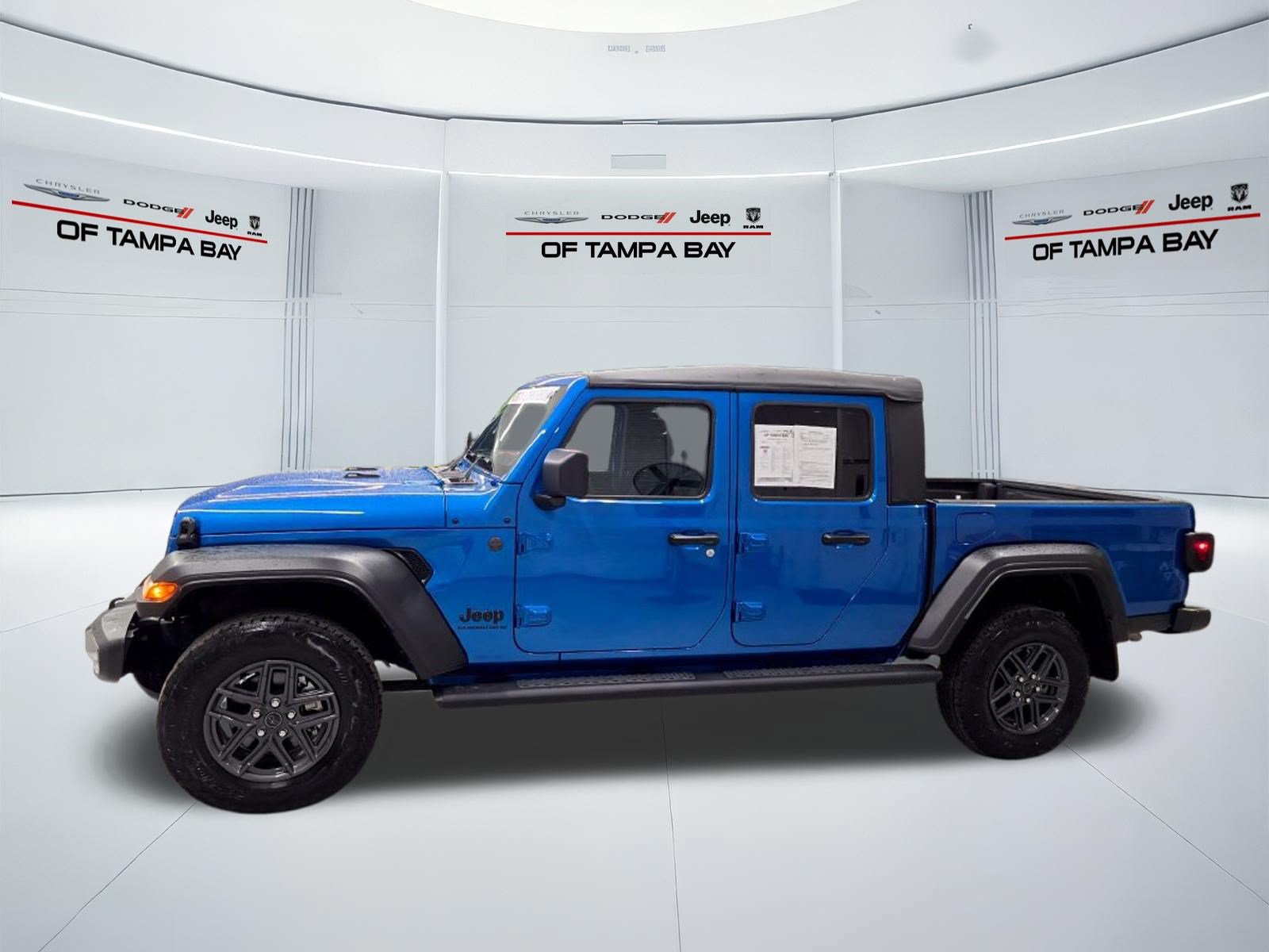 Used 2025 Jeep Gladiator Sport AWD/4WD image 3
