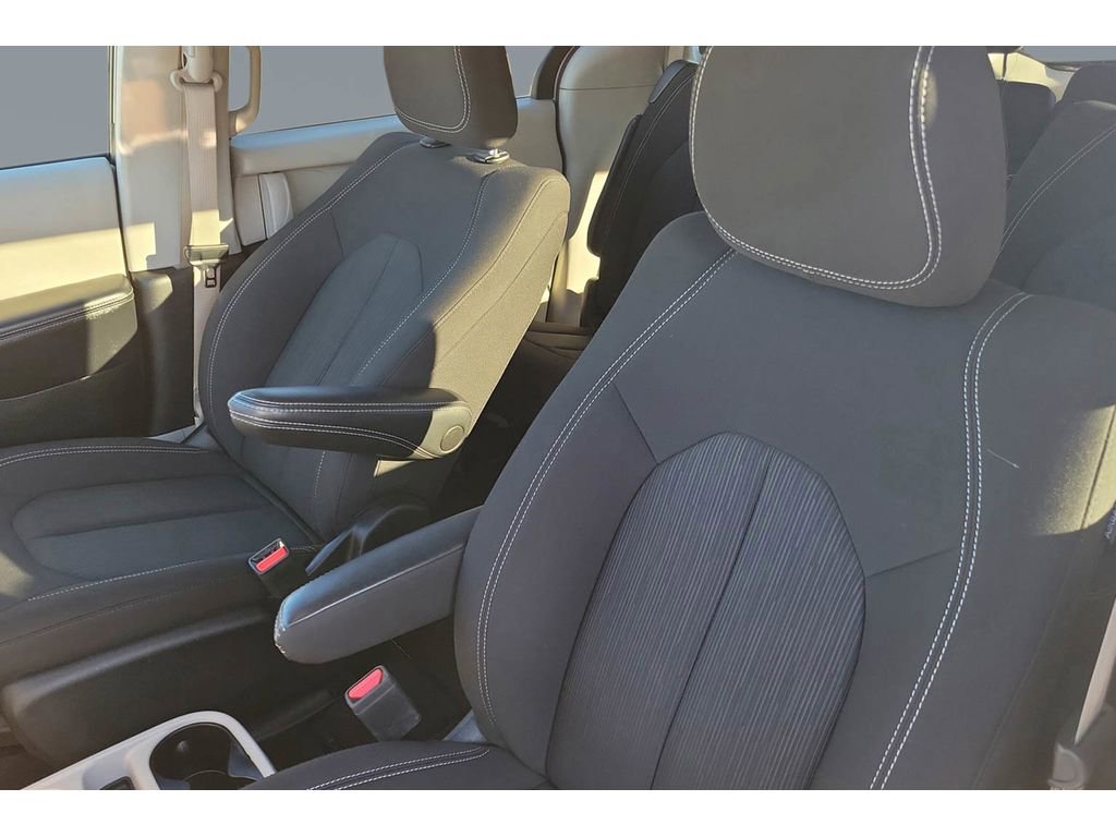 Used 2023 Chrysler Voyager LX image 14