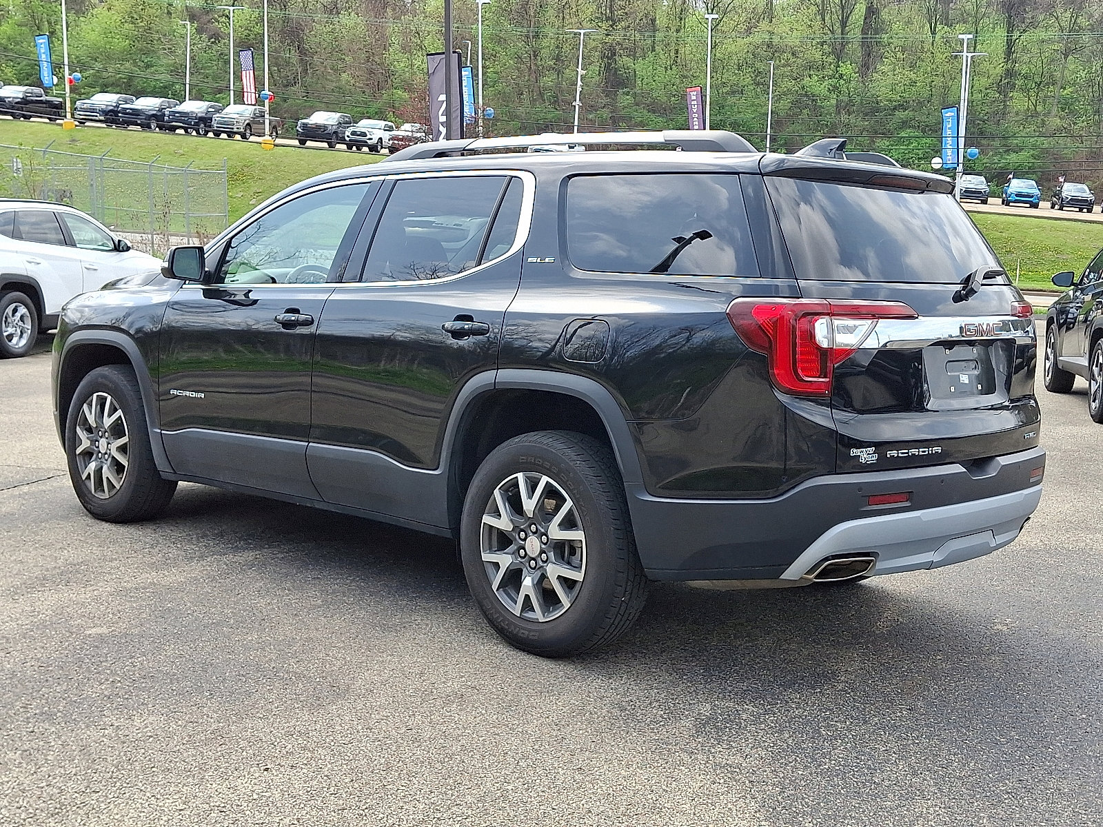 Used 2023 GMC Acadia SLE w/ Driver Convenience Package image 4