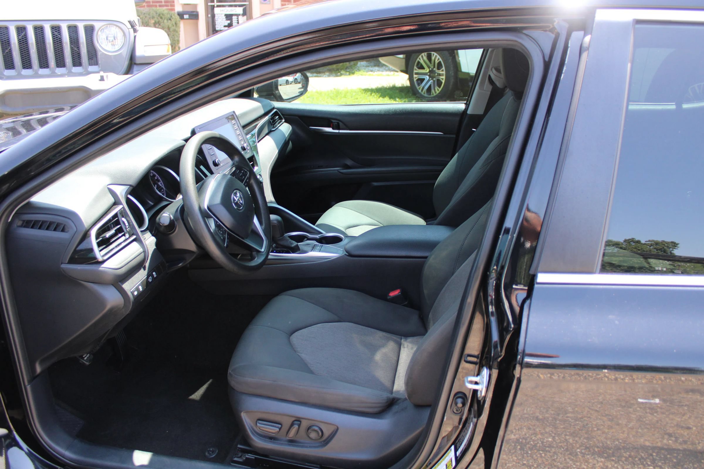 Used 2023 Toyota Camry LE FWD image 10