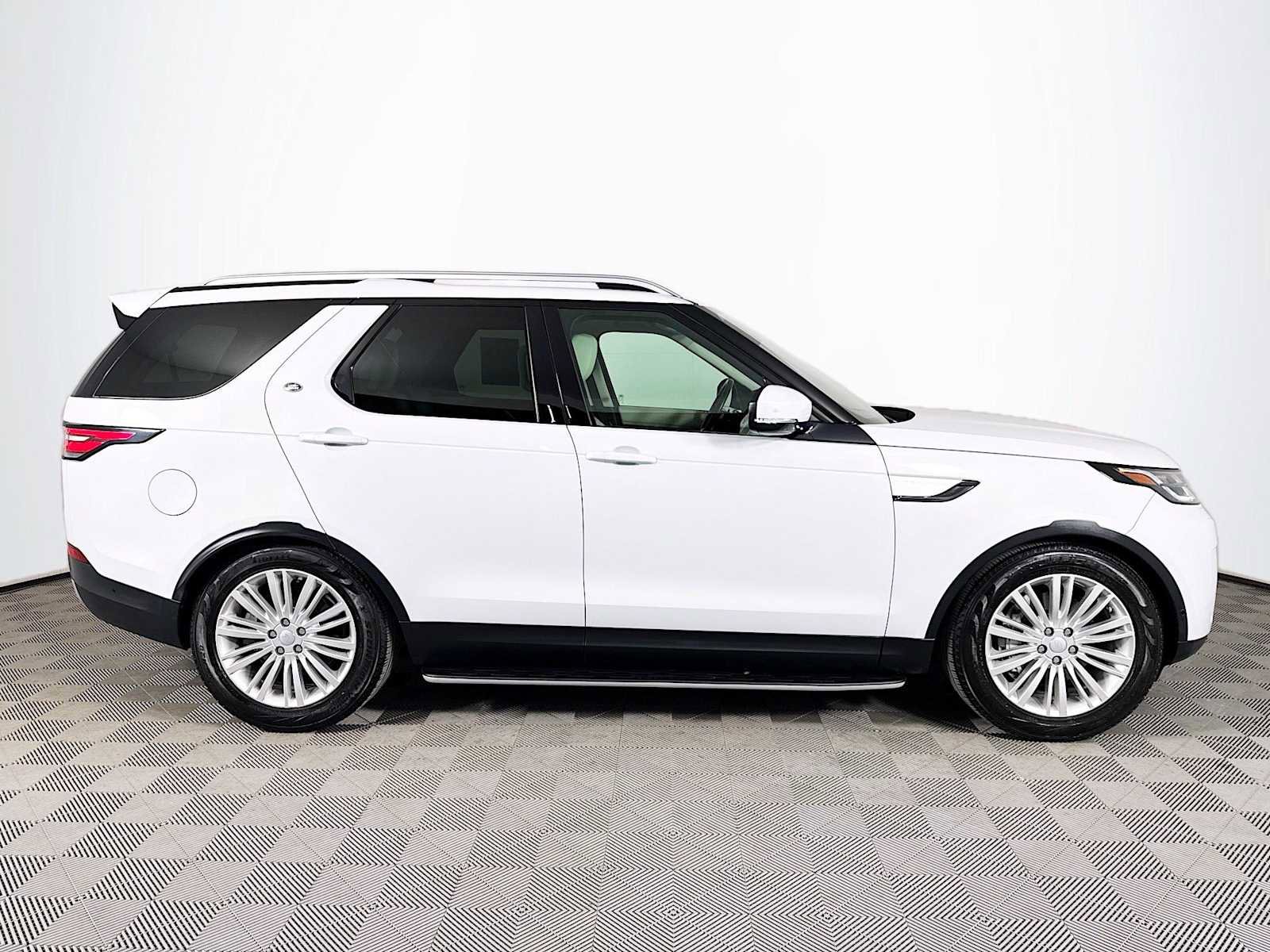 Used 2020 Land Rover Discovery HSE image 4