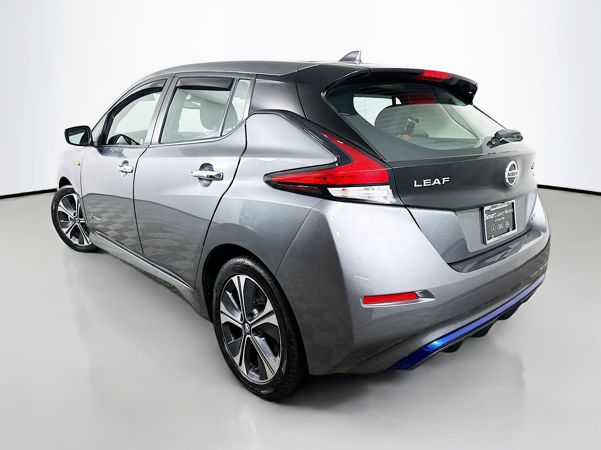 Used 2018 Nissan Leaf SV w/ SV Technology Package FWD image 5