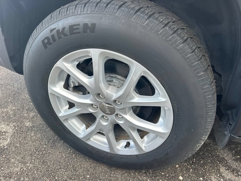 Used 2017 Jeep Cherokee Latitude FWD image 4