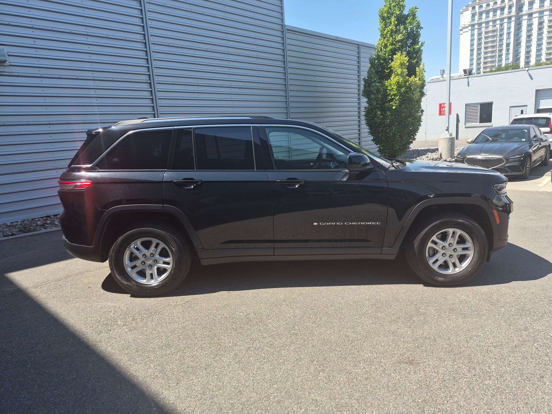 Used 2022 Jeep Grand Cherokee Laredo w/ Luxury Tech Group I AWD/4WD image 2