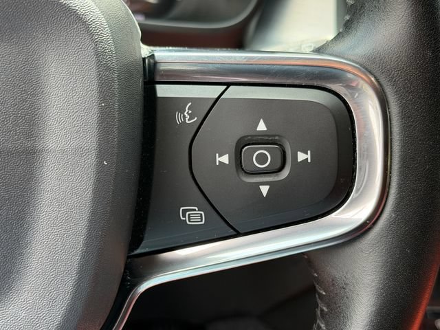 Used 2020 Volvo XC40 T4 Momentum FWD image 24