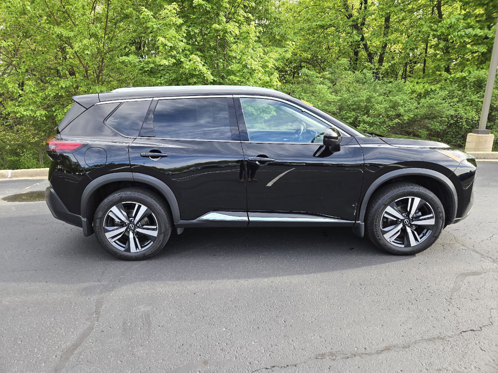 Used 2022 Nissan Rogue SL FWD image 2