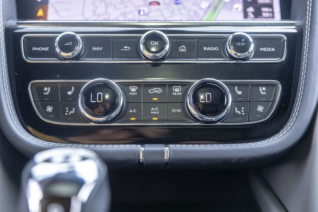 Used 2025 Bentley Bentayga AWD/4WD image 39