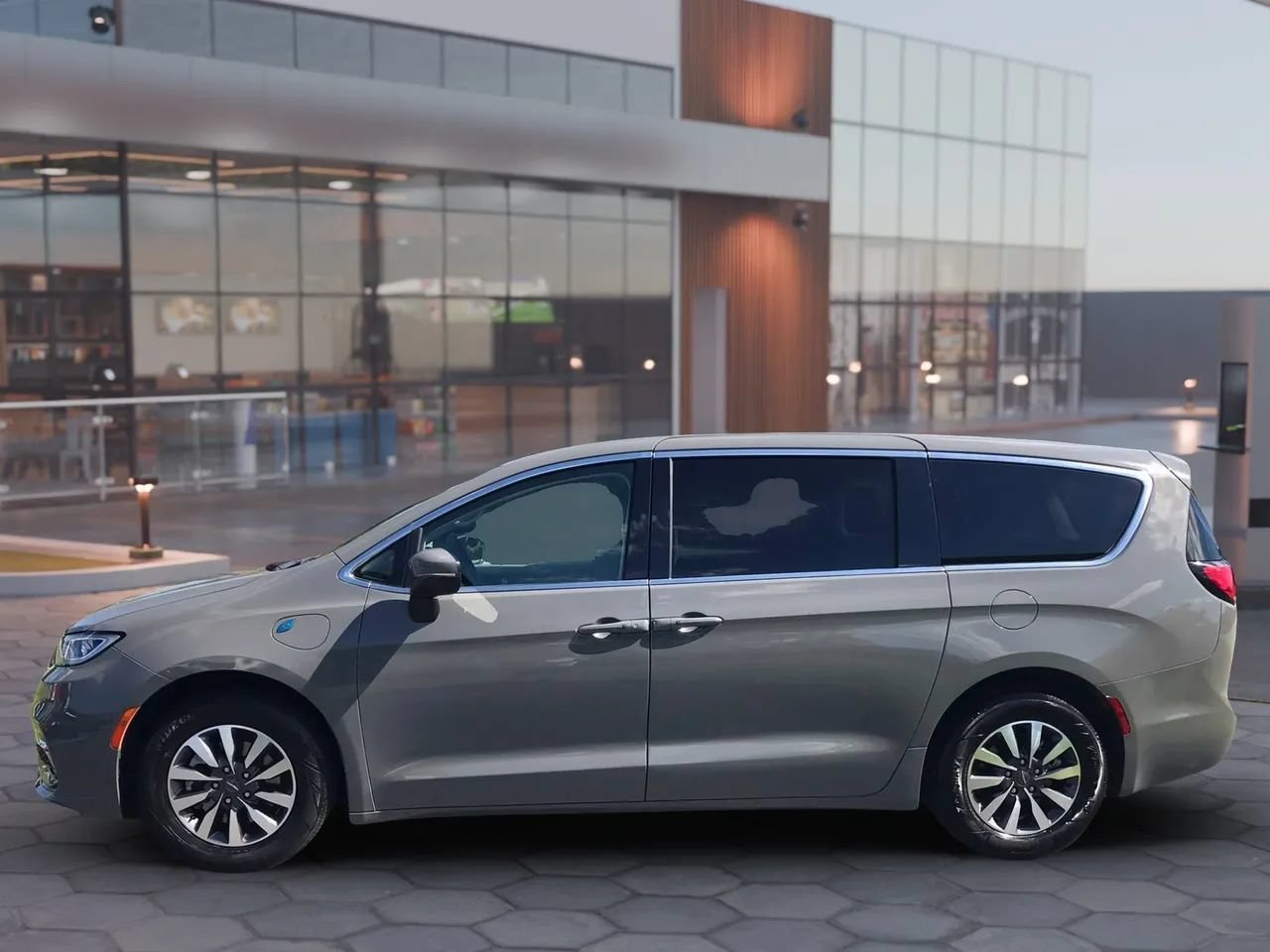 Used 2023 Chrysler Pacifica Touring-L FWD image 8