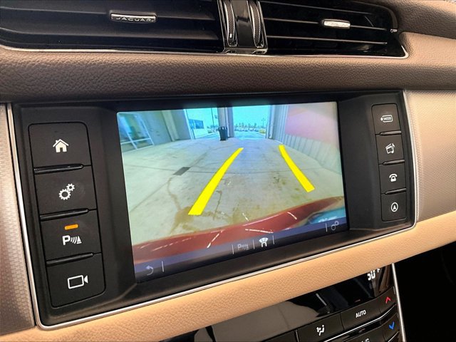 Used 2018 Jaguar XF Premium RWD image 21