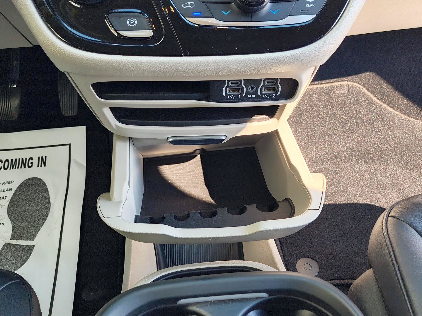 Used 2024 Chrysler Pacifica Touring-L FWD image 15