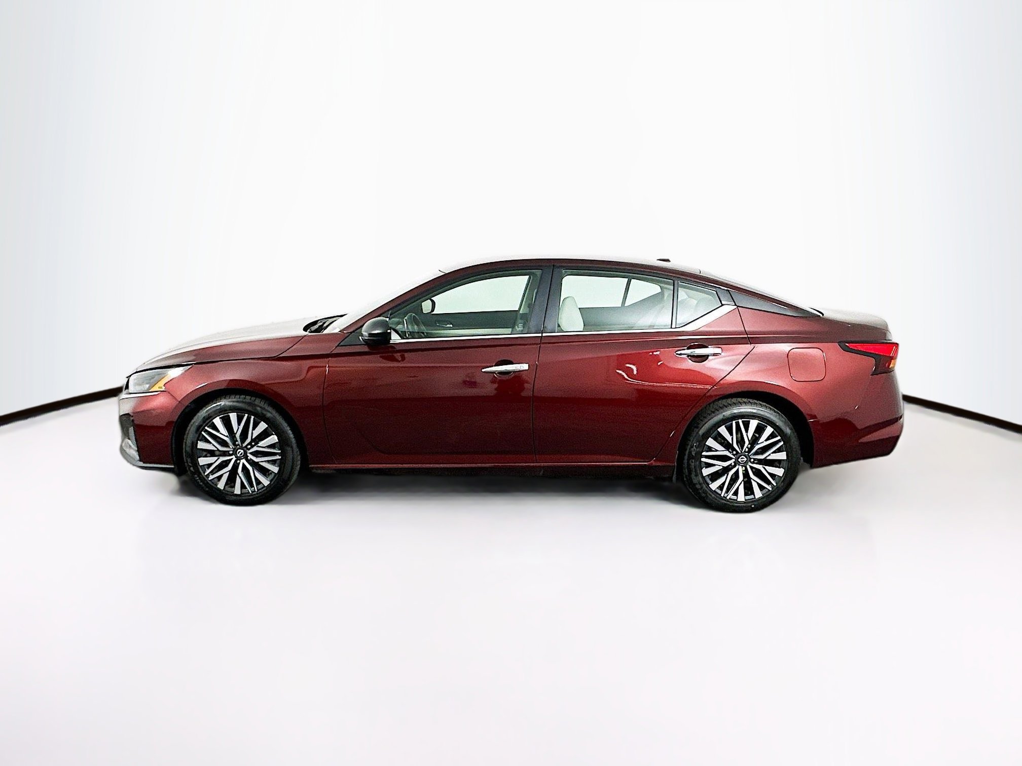 Used 2025 Nissan Altima 2.5 SV image 4