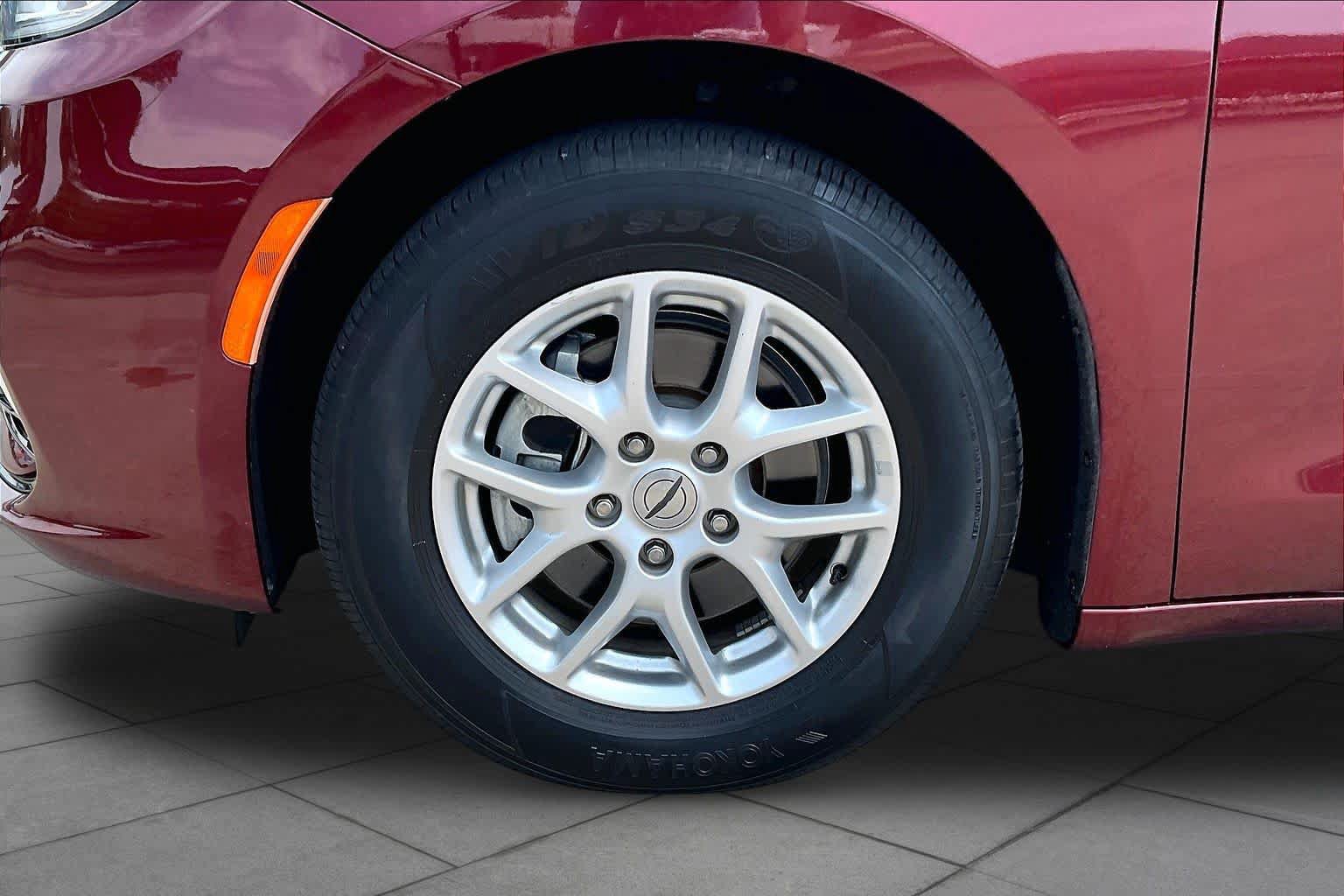 Used 2022 Chrysler Pacifica Touring-L FWD image 11