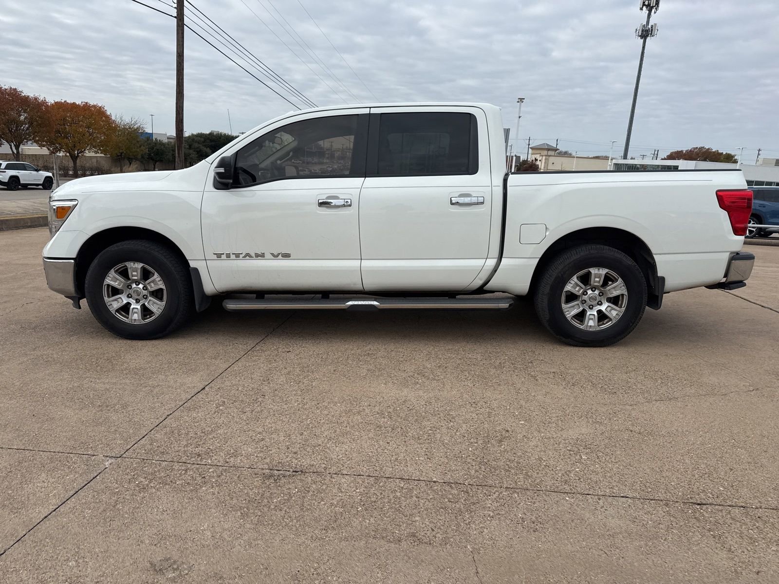Used 2018 Nissan Titan SV image 4