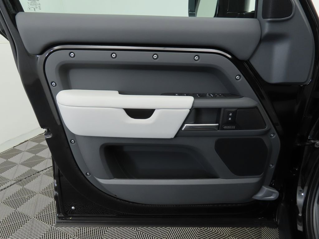 New 2026 Land Rover Defender 130 X-Dynamic SE image 24