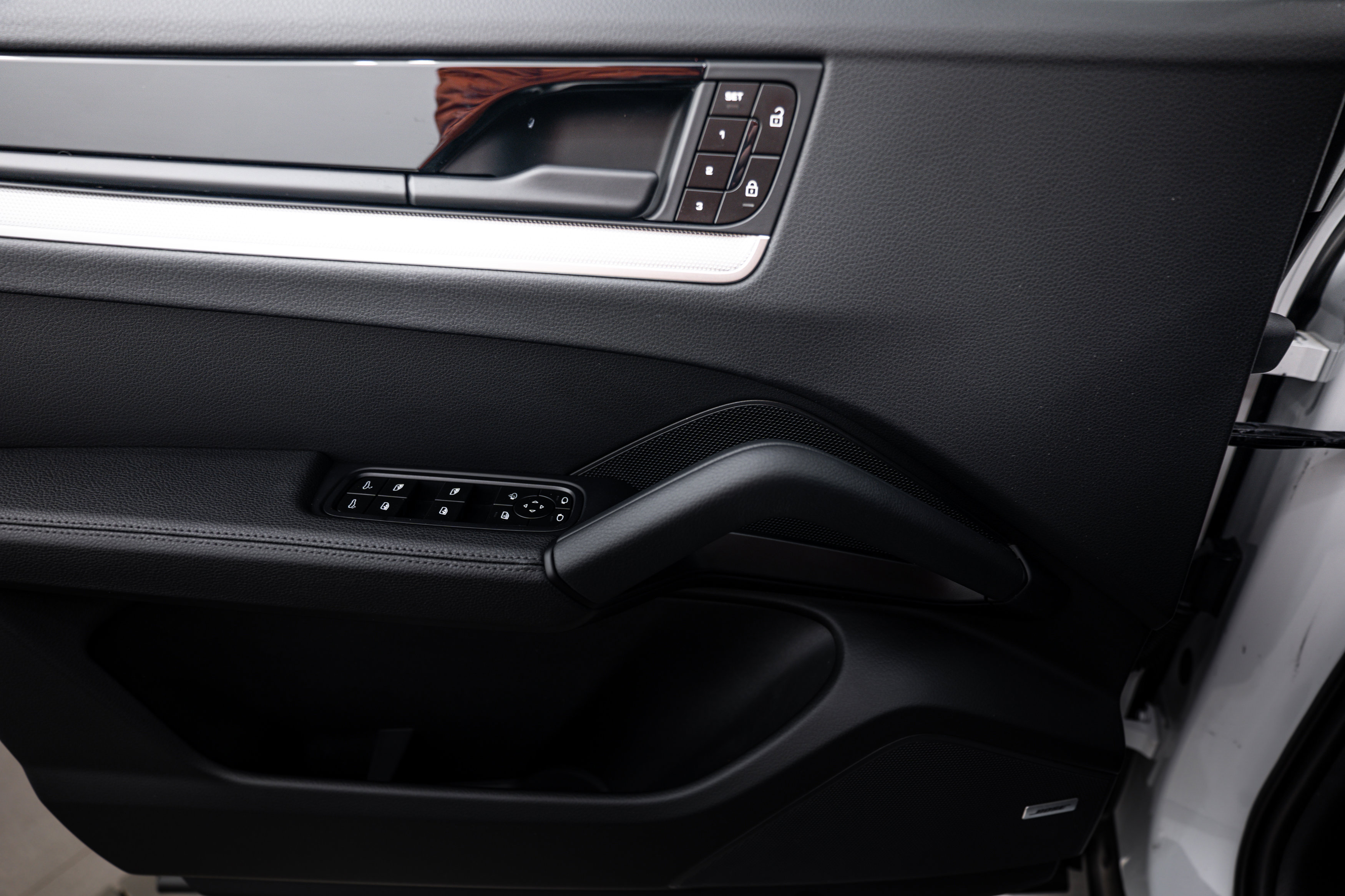 Certified 2025 Porsche Cayenne S image 18