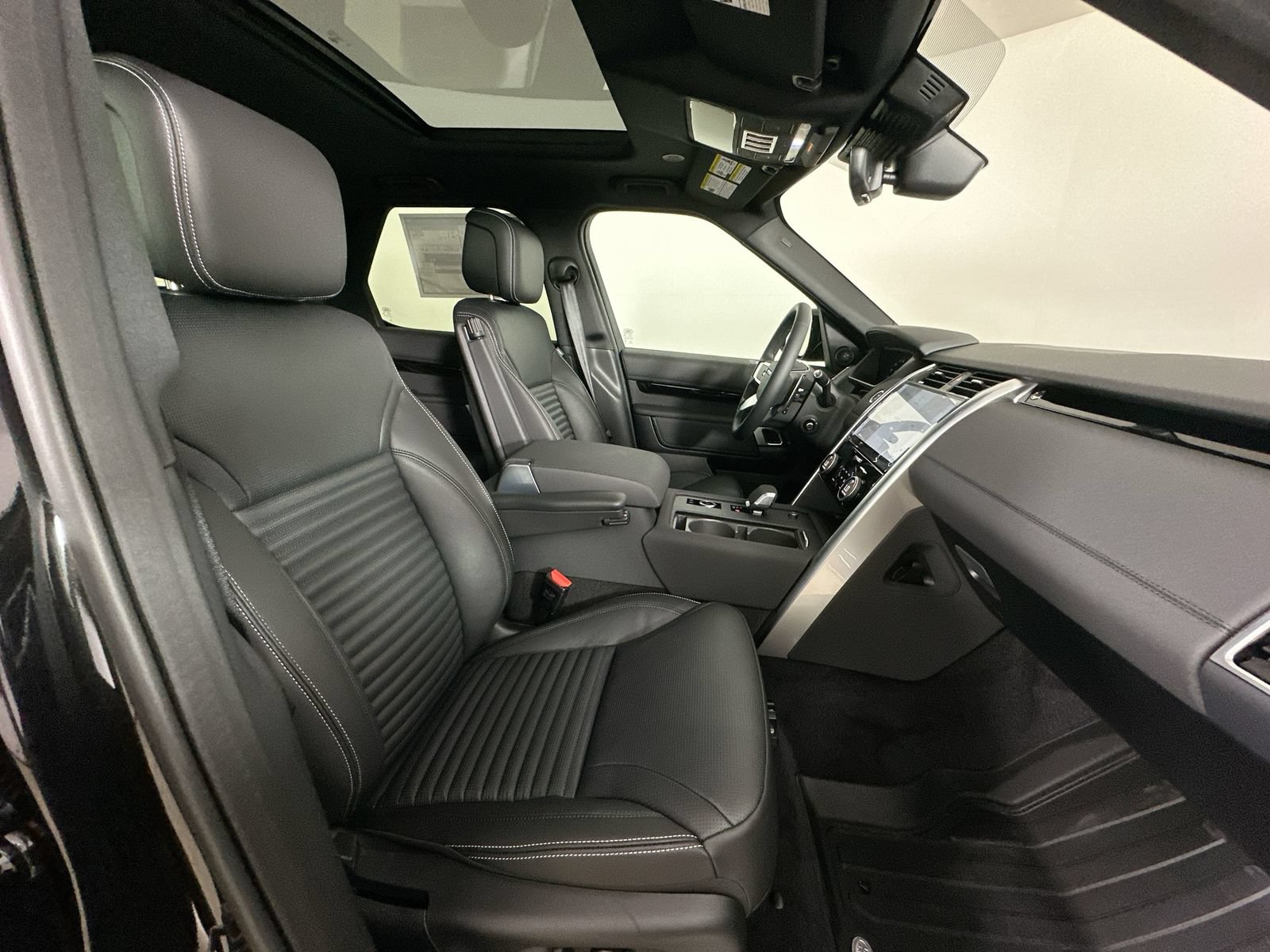 New 2026 Land Rover Discovery S AWD/4WD image 43