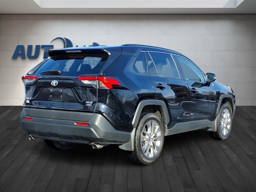 Used 2021 Toyota RAV4 XLE Premium image 11