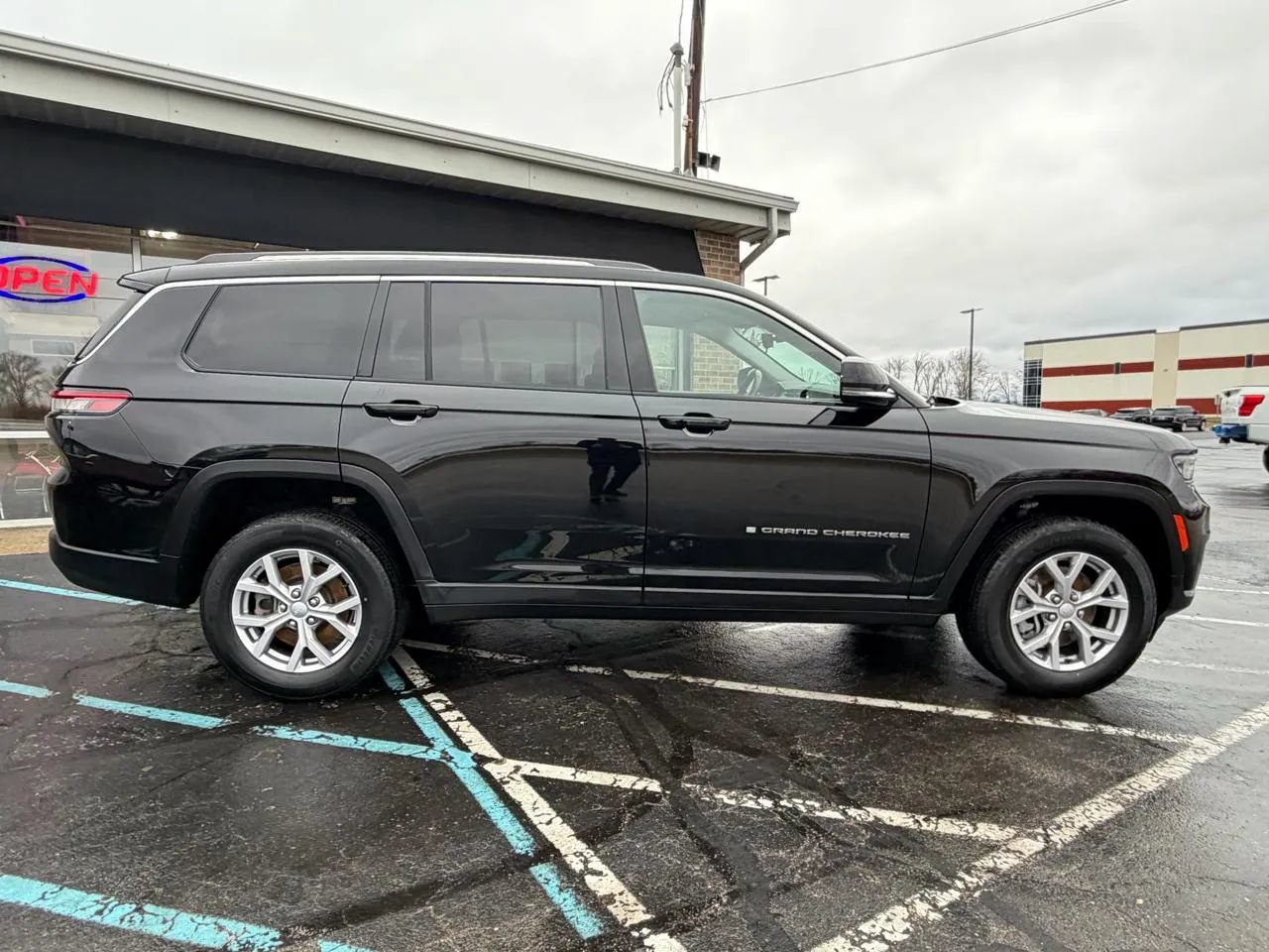 Used 2022 Jeep Grand Cherokee L Limited AWD/4WD image 6
