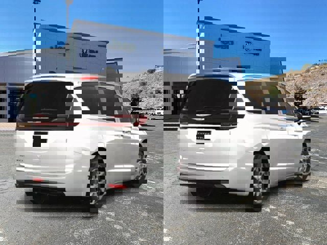 New 2026 Chrysler Pacifica Select image 3