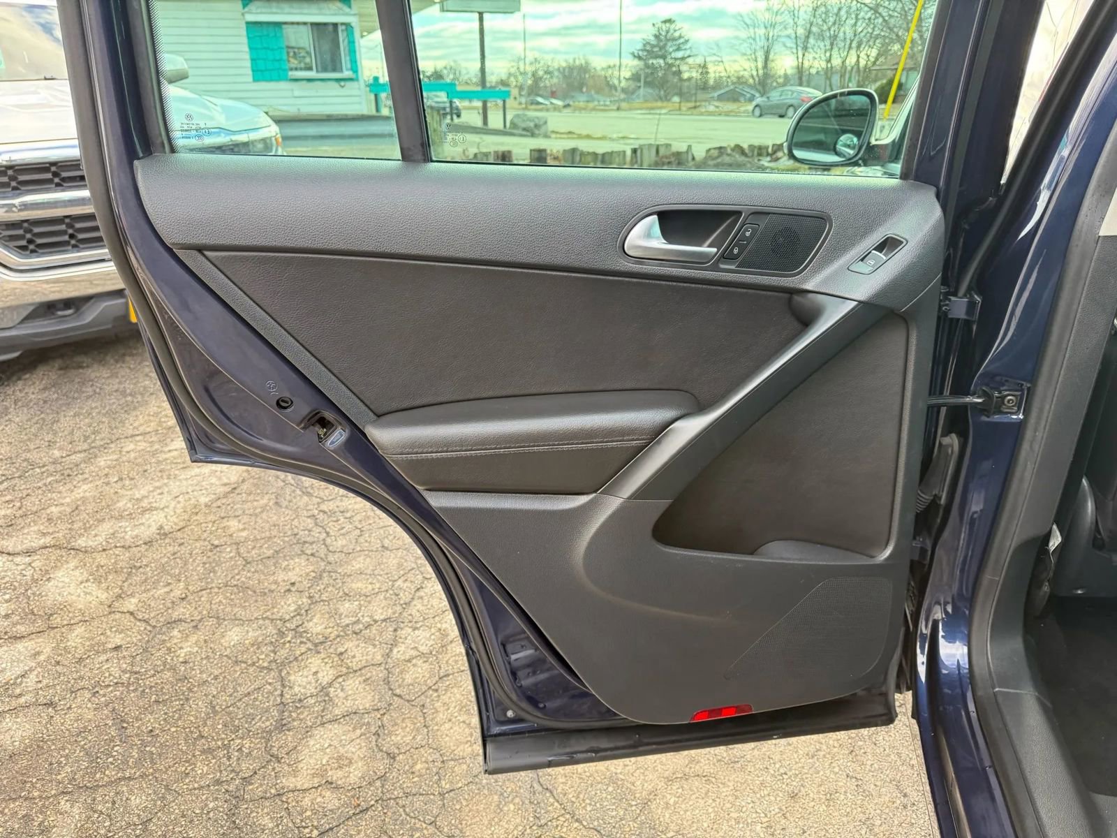 Used 2016 Volkswagen Tiguan SE image 11