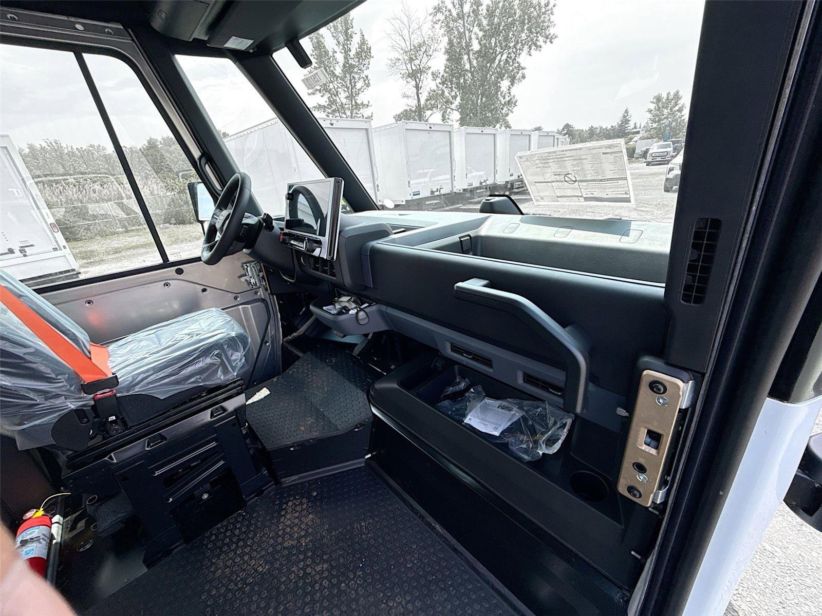 New 2025 Chevrolet Brightdrop 600 w/ Power Door Package AWD/4WD image 19
