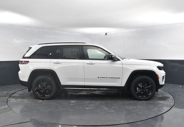 New 2025 Jeep Grand Cherokee Altitude w/ Trailer Tow Package AWD/4WD image 11