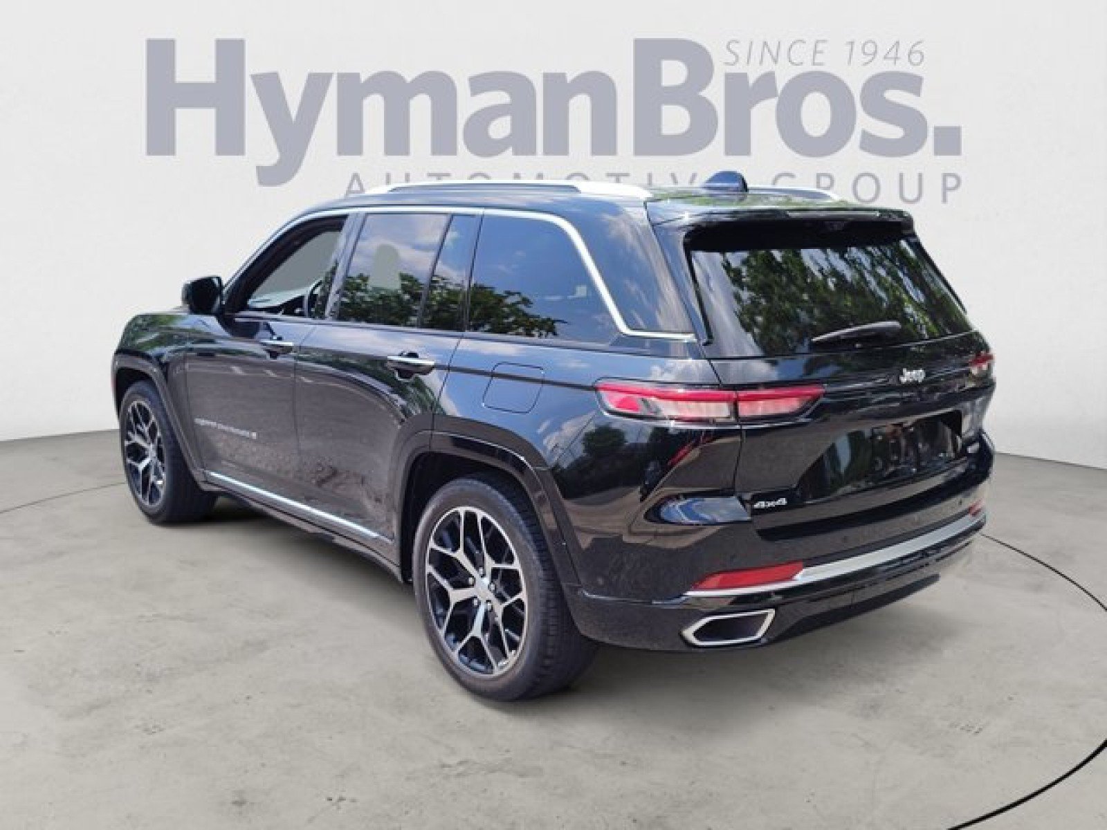Used 2023 Jeep Grand Cherokee Summit AWD/4WD image 5
