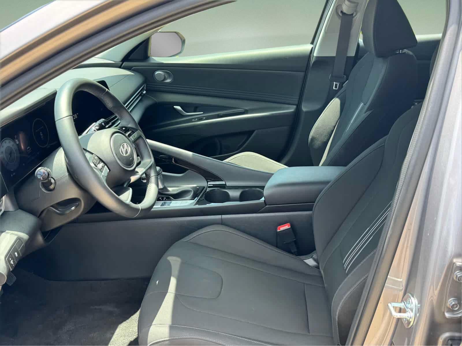 Used 2025 Hyundai Elantra SEL FWD image 17