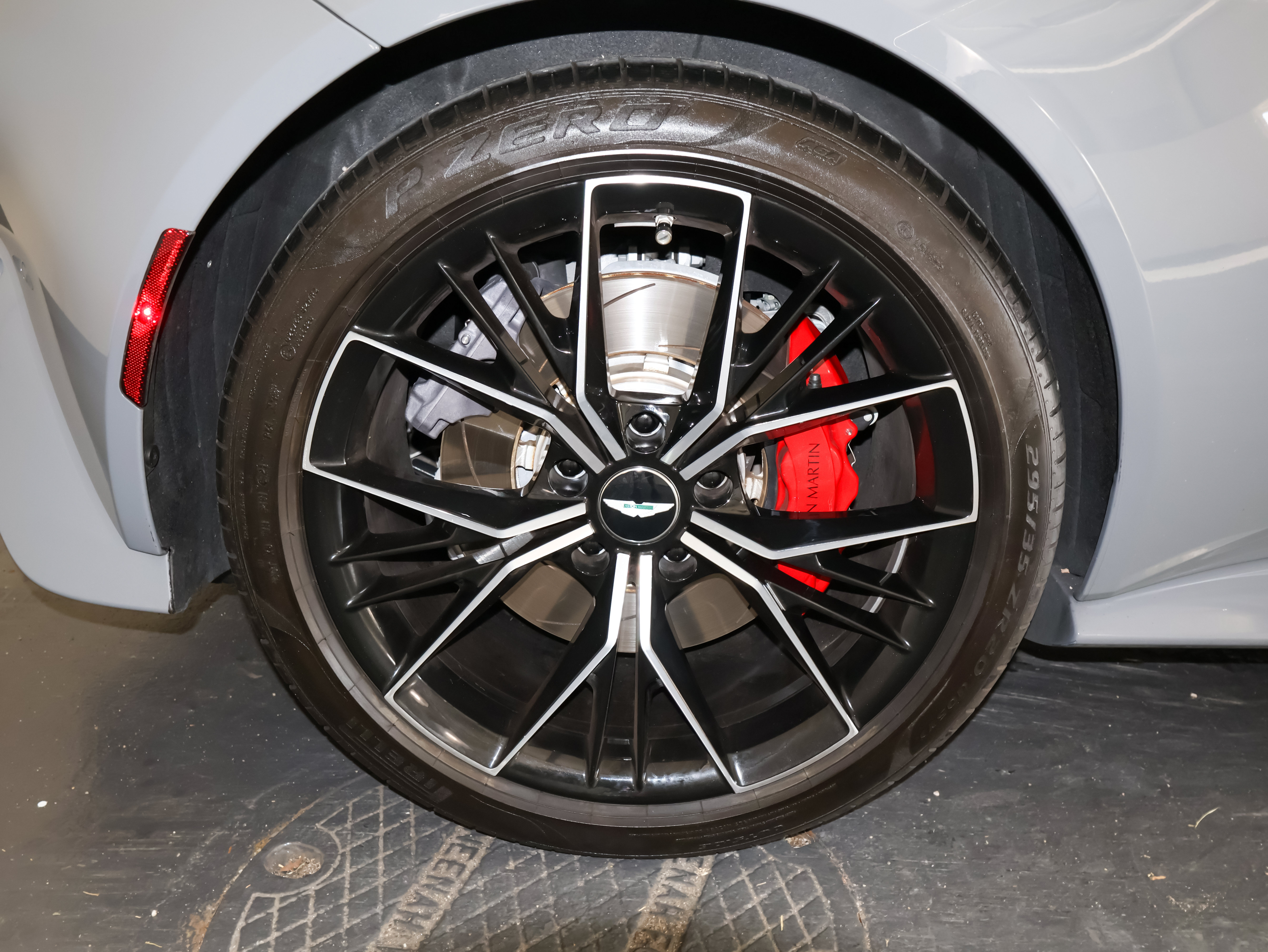 Used 2021 Aston Martin V8 Vantage Coupe RWD image 29