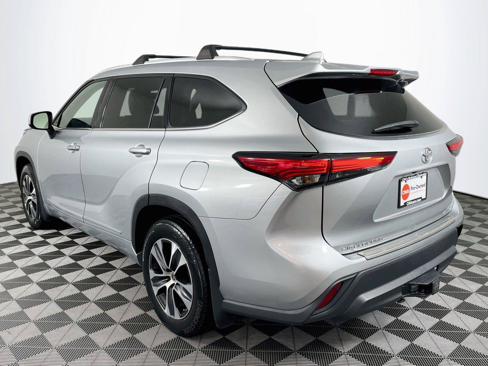 Used 2022 Toyota Highlander XLE AWD/4WD image 6
