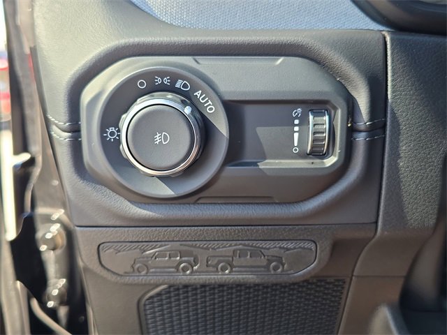 Used 2025 Jeep Wrangler Sahara image 22