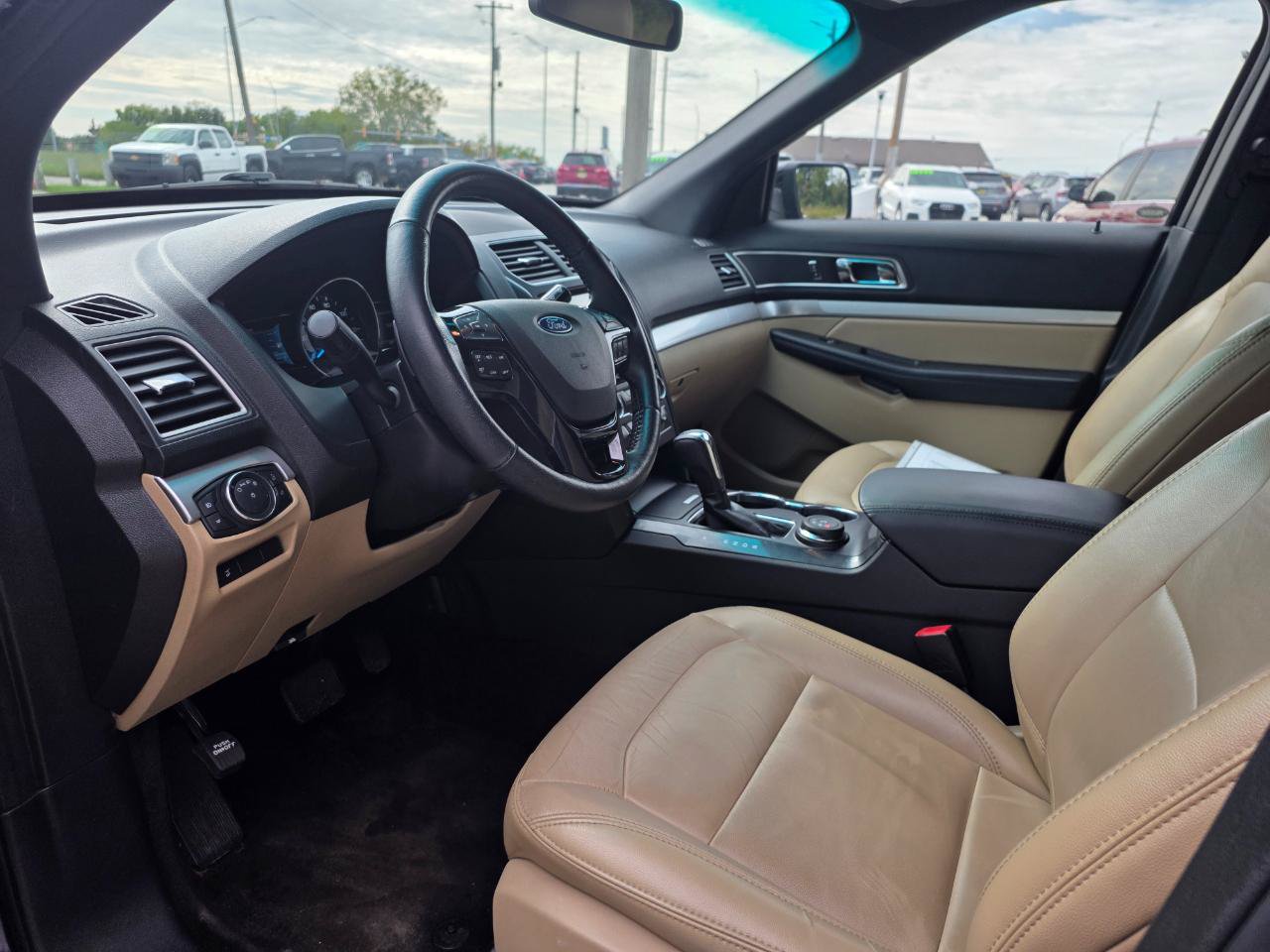 Used 2017 Ford Explorer XLT w/ Equipment Group 202A AWD/4WD image 12