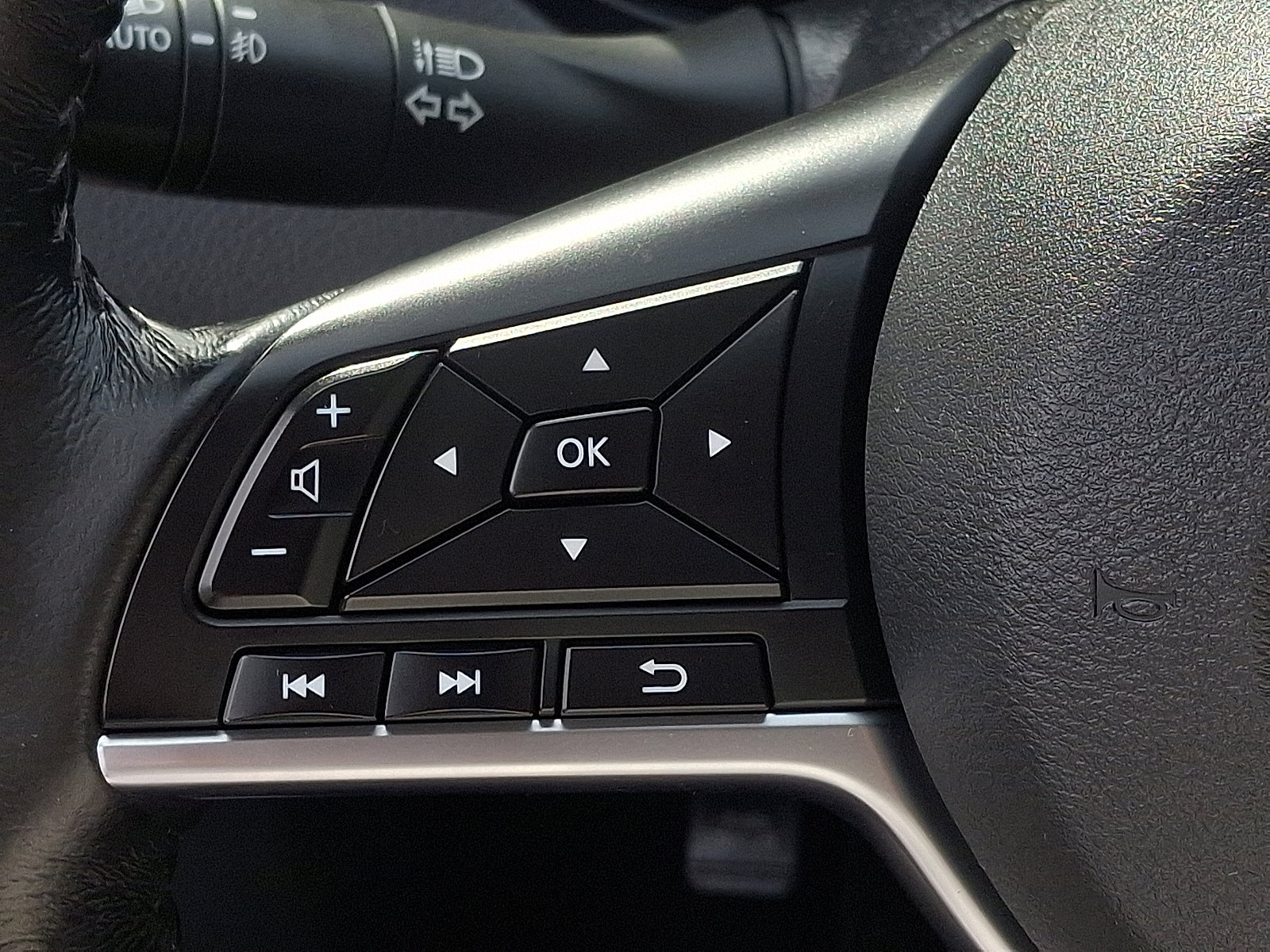 Used 2018 Nissan Rogue Sport SL w/ SL Premium Package image 23