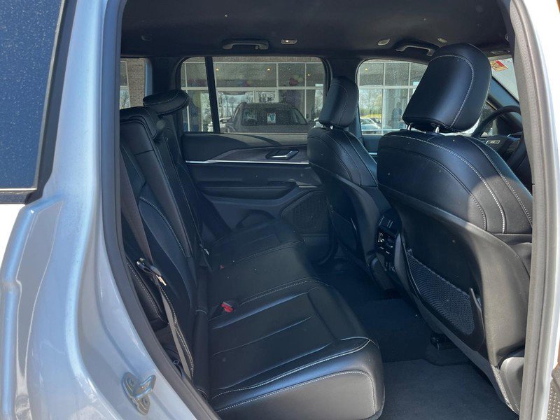 Used 2024 Jeep Grand Cherokee Limited image 4