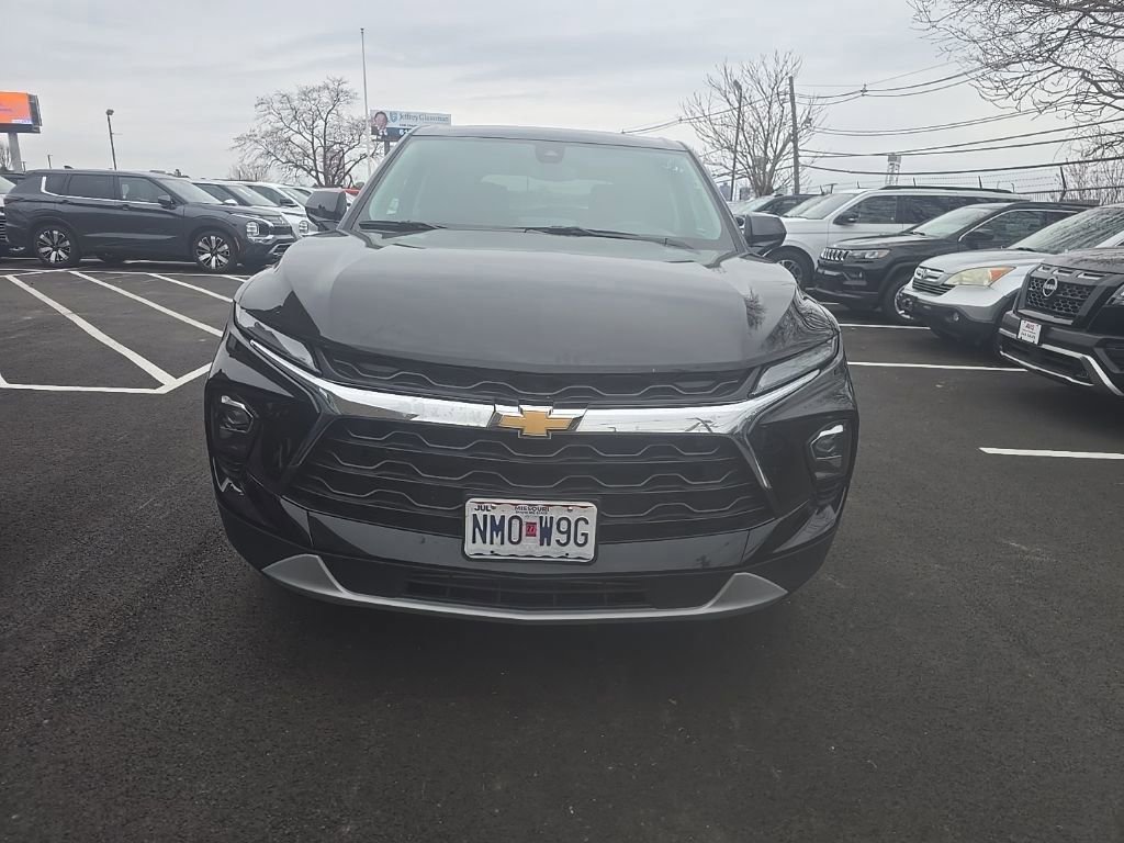 Used 2025 Chevrolet Blazer LT AWD/4WD image 2