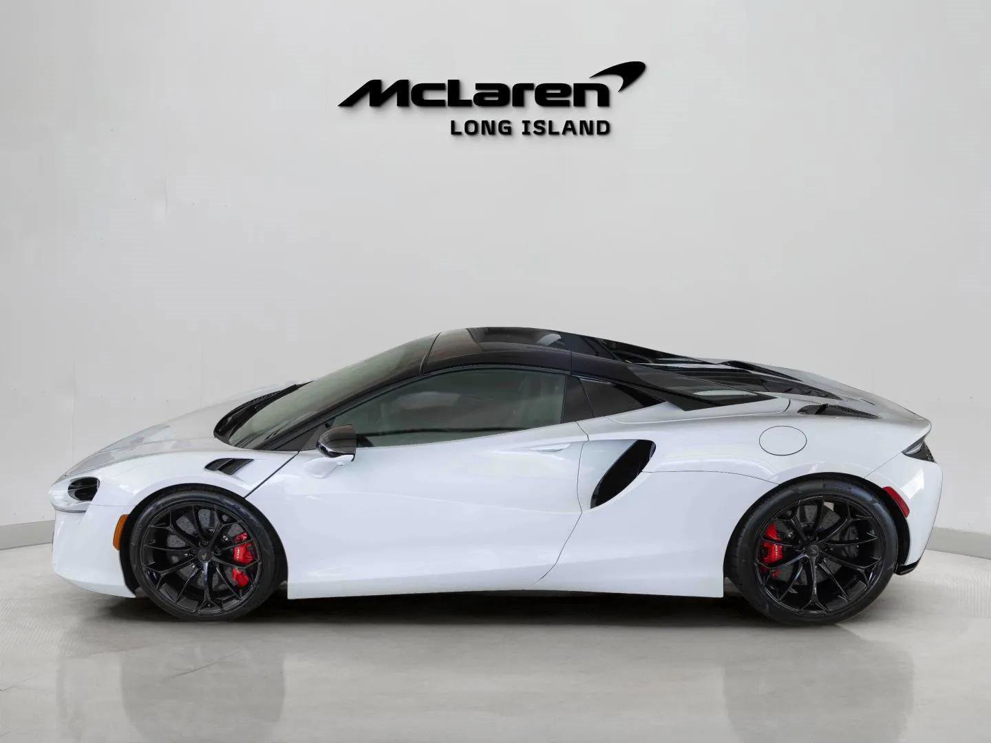 Used 2025 McLaren Artura Spider image 28