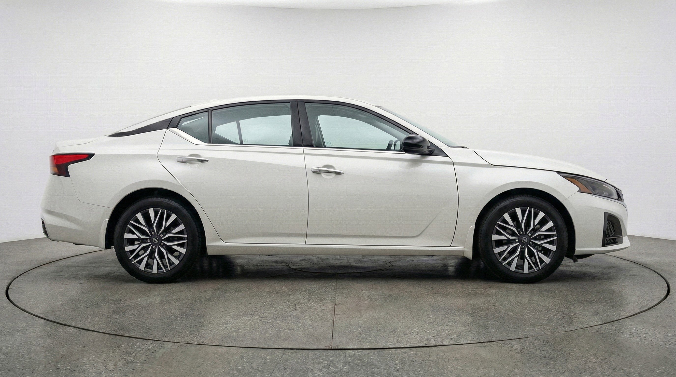 Used 2025 Nissan Altima 2.5 SV image 11