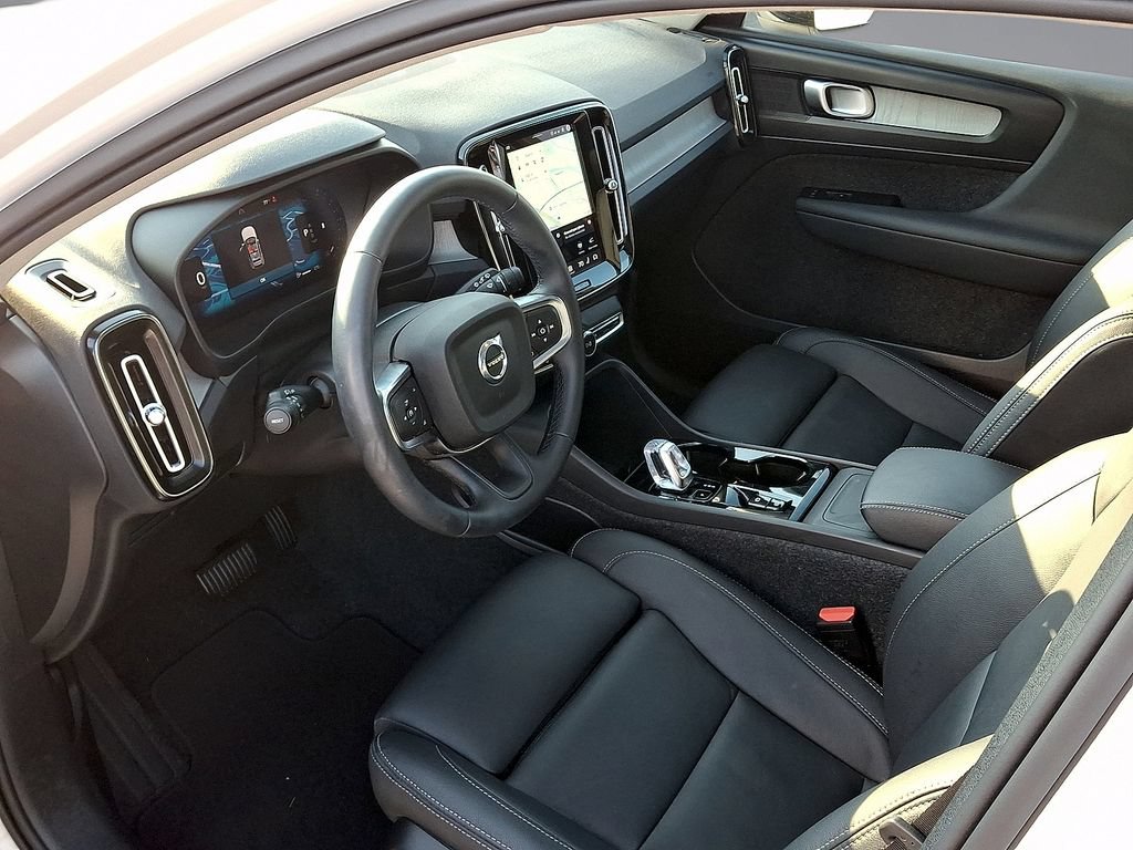 Certified 2026 Volvo XC40 B5 Plus AWD/4WD image 17