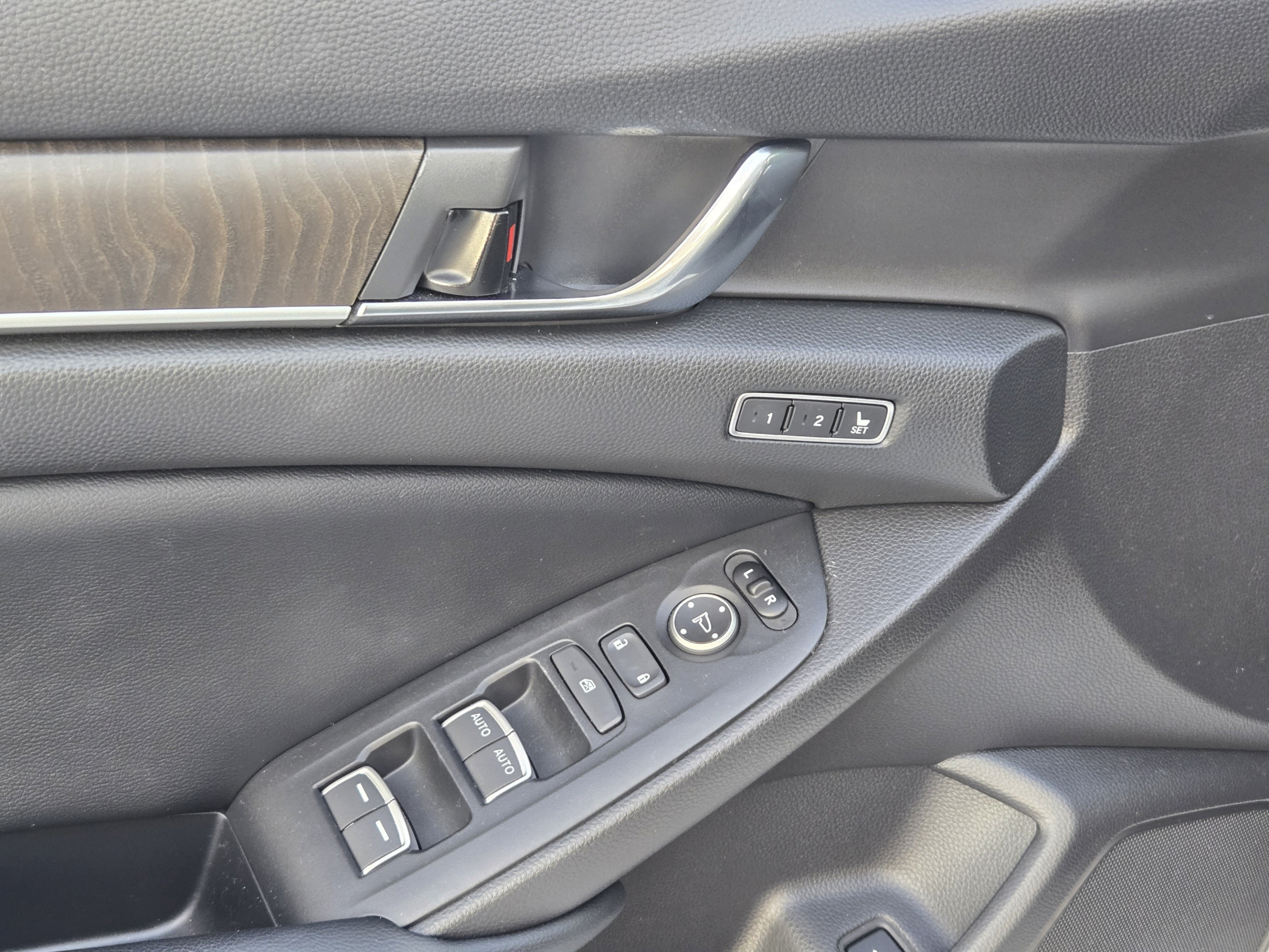 Used 2018 Honda Accord Touring image 9