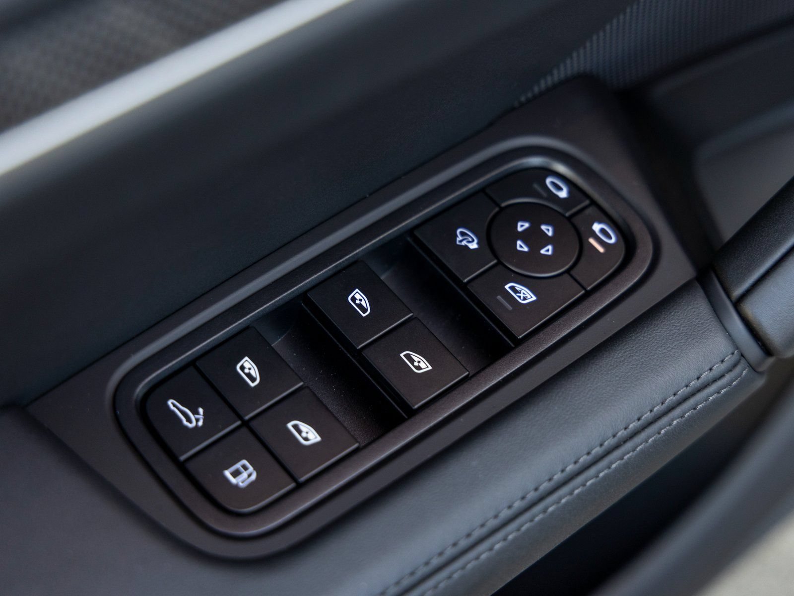 New 2025 Porsche Cayenne Turbo AWD/4WD image 26