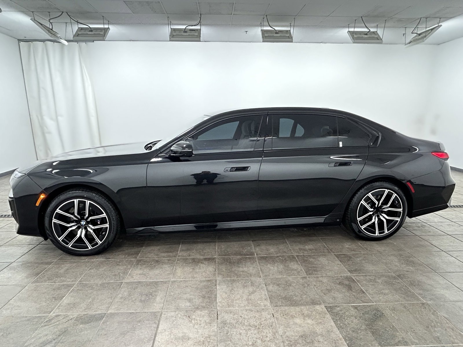 Used 2023 BMW 760i xDrive image 2