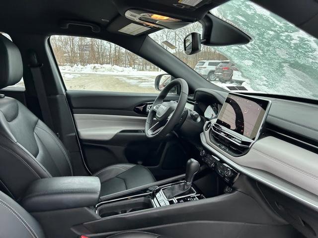 Used 2025 Jeep Compass Limited image 31