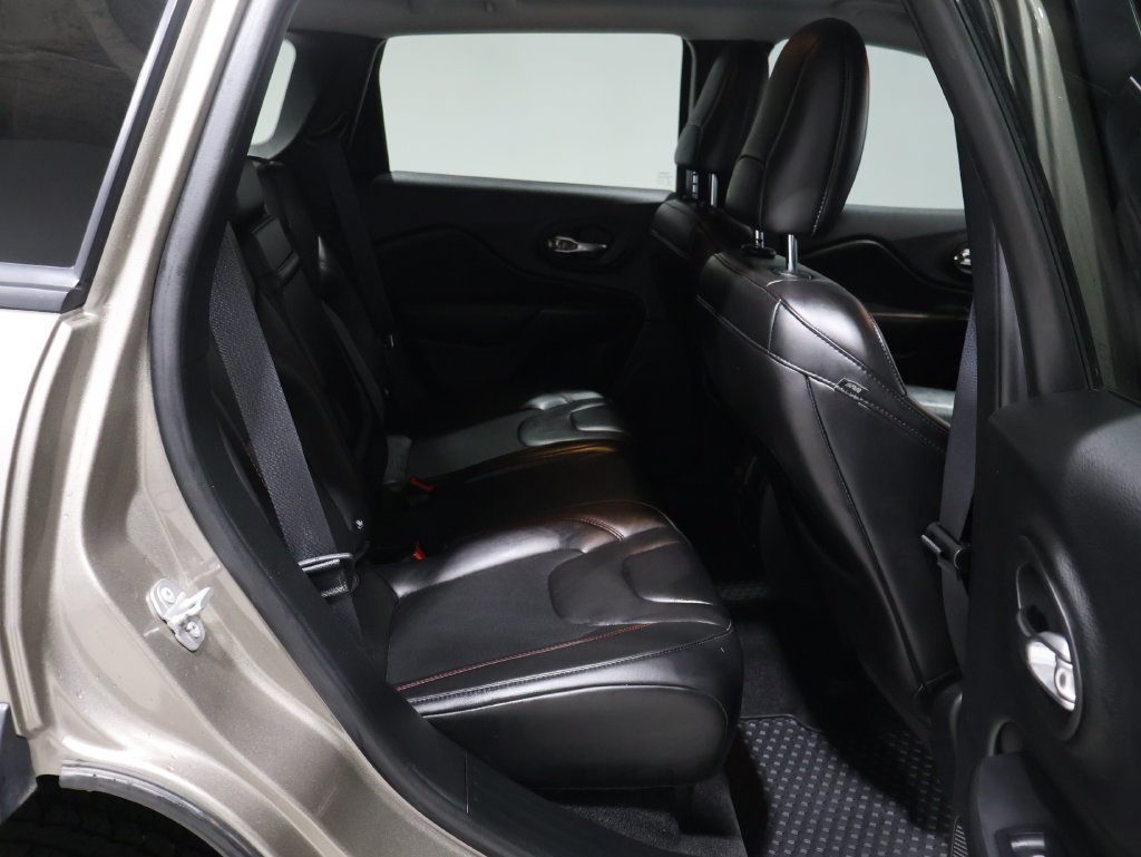 Used 2019 Jeep Cherokee Trailhawk w/ Cold Weather Group AWD/4WD image 21