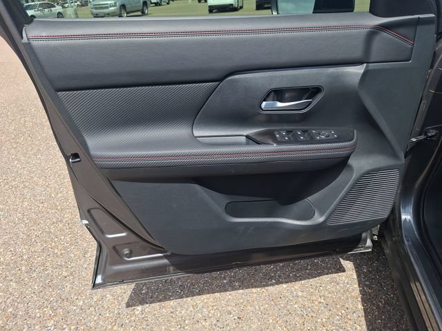 Certified 2025 Nissan Kicks SR FWD image 11