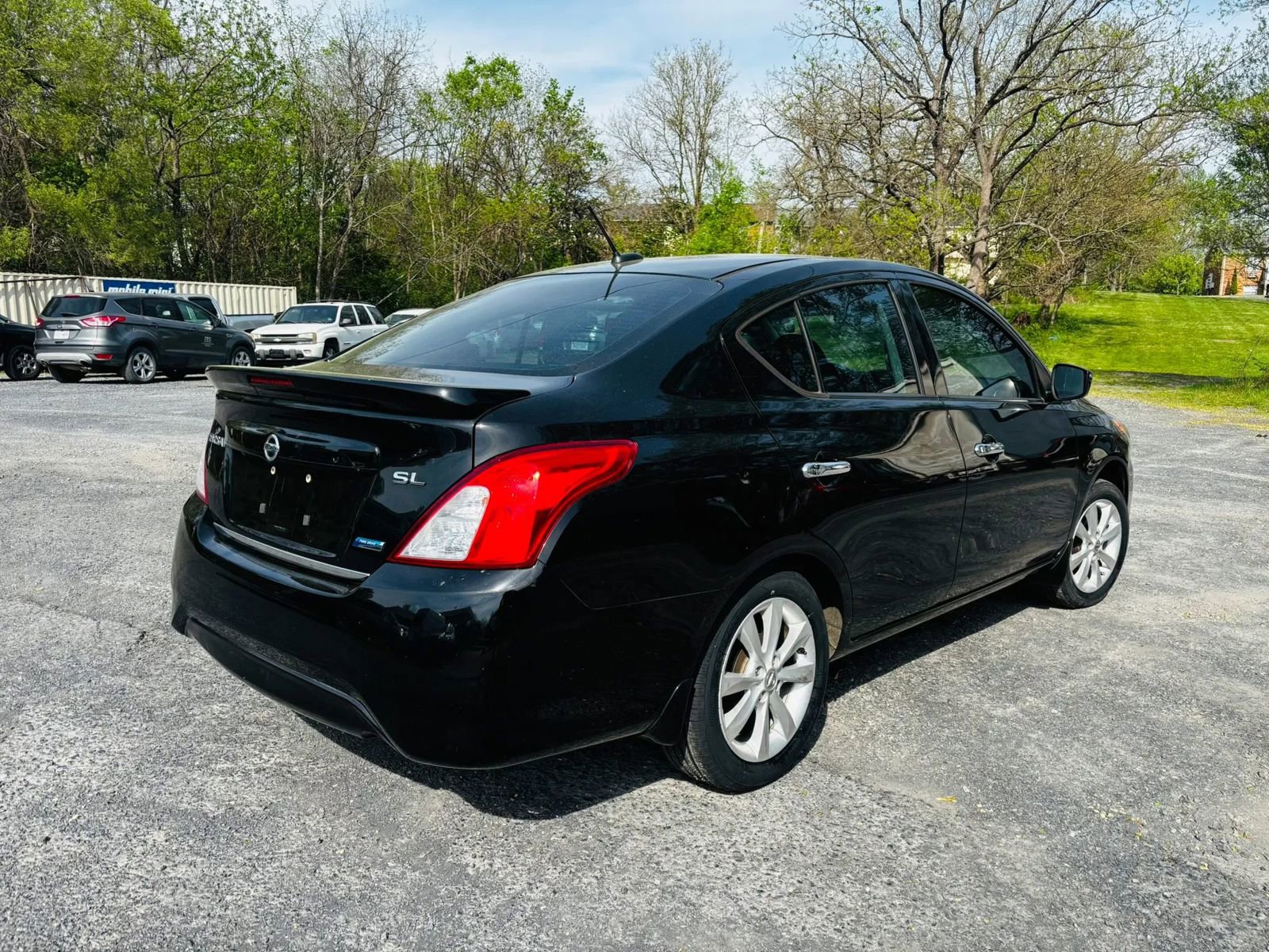 Used 2016 Nissan Versa SL FWD image 4