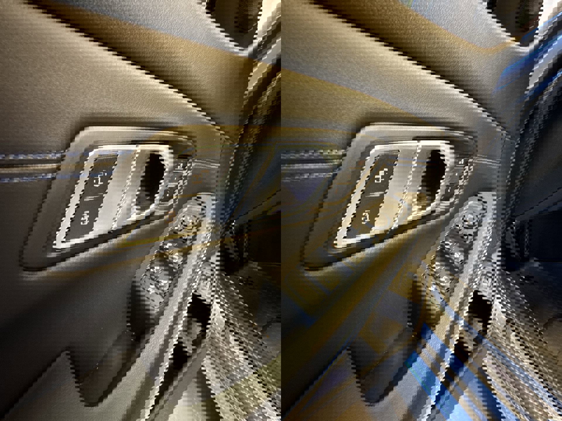 Used 2022 BMW 330e xDrive w/ M Sport Package image 13